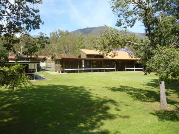 Christmas Creek Café & Cabins