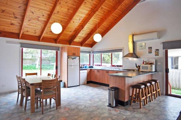 BEILBY BEACH COTTAGE - FREE WIFI & FOXTEL INCLUDED! PET FRIENDLY (OUTSIDE ONLY)