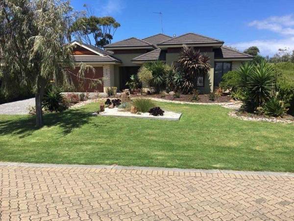 OCEANS 11 - SURFSIDE - WIFI & FOXTEL - PET FRIENDLY (OUTSIDE ONLY)