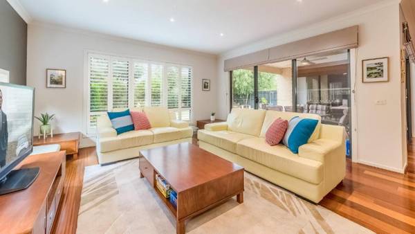 OCEANS 11 - SURFSIDE - WIFI & FOXTEL - PET FRIENDLY (OUTSIDE ONLY)