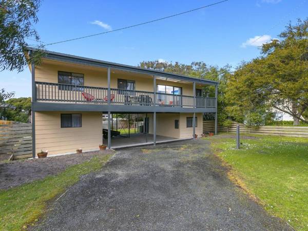 OSCAR'S - INLET SIDE SHORT WALK TO BEACH OR TOWN