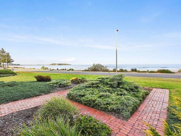 By The Sea - Franklin Beachfront Apartment - WiFi