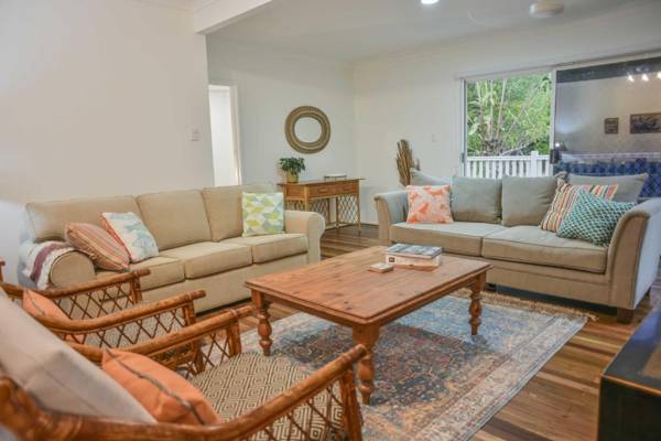 Currimundi Beach House - Minutes walk to Currimundi Lake & Beach