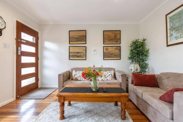 ☆Spacious Bungalow☆5min walk to station☆5min to Box Hill☆WiFi☆Parking