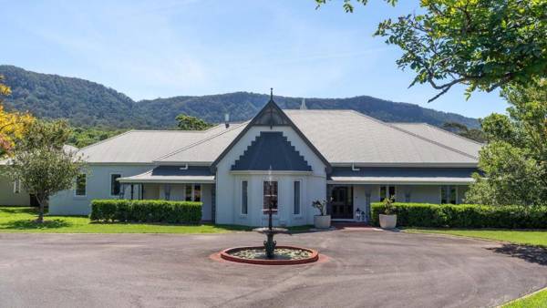 Cowley House - stunning entertainer views pool