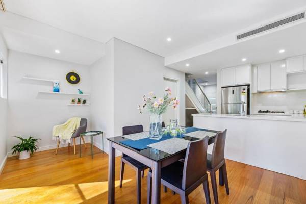 Relax in a Spacious & Modern Townhouse in Asquith