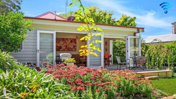 Poppy Cottage-delightful pet friendly weatherboard