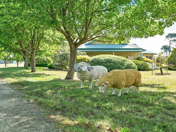 Sinden Park - garden swimming pool rural vistas