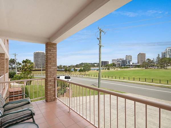 Tumut Unit 1 - Great unit in a central location to beaches clubs and shopping
