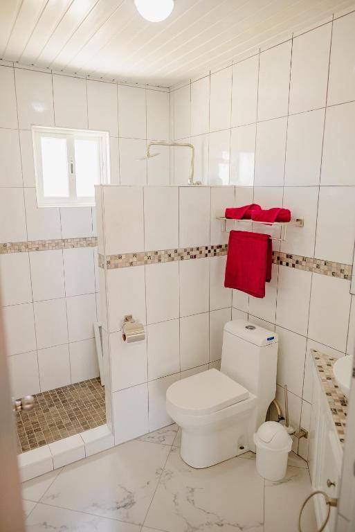 Fabulous modern 2-bedroom apartment with tropical garden pool and jacuzzi