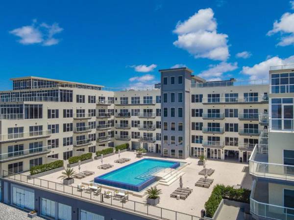 Stylish luxury condo central location ocean view pool