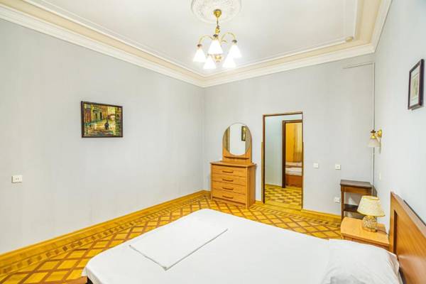 M Estate. Targovu. Nizami Street 4 room. (021).