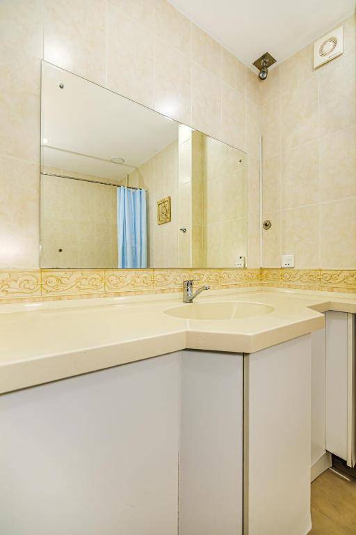 M Estate. Targovu. Nizami Street 4 room. (021).