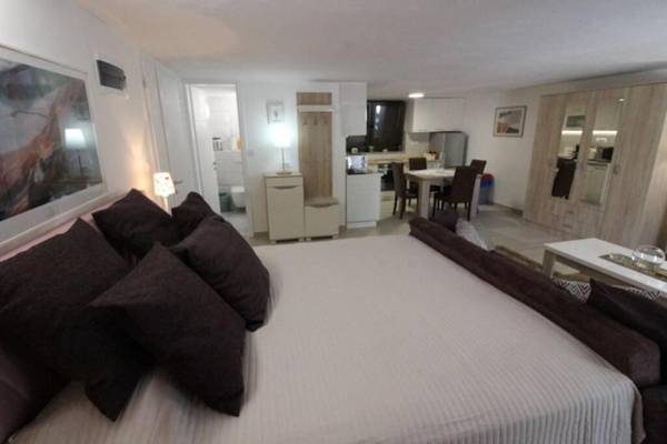 WATERFRONT VILLA SUNSET DREAM WITH POOL