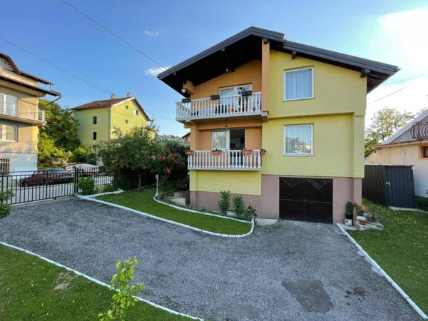 Sunny Garden Apartment