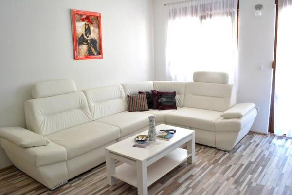 Apartments Kapetanovina