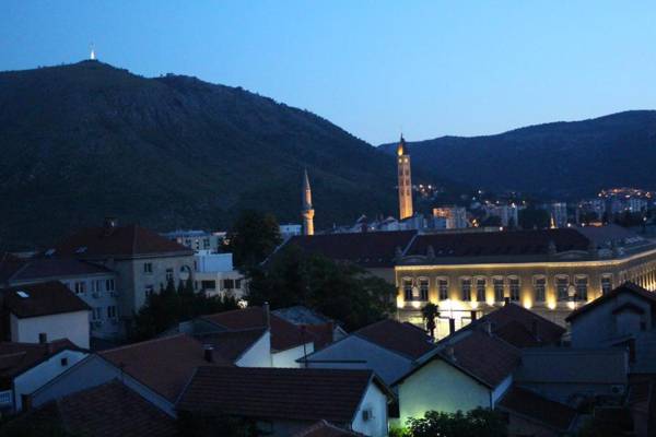 Villa Flower with Free Onsite Parking