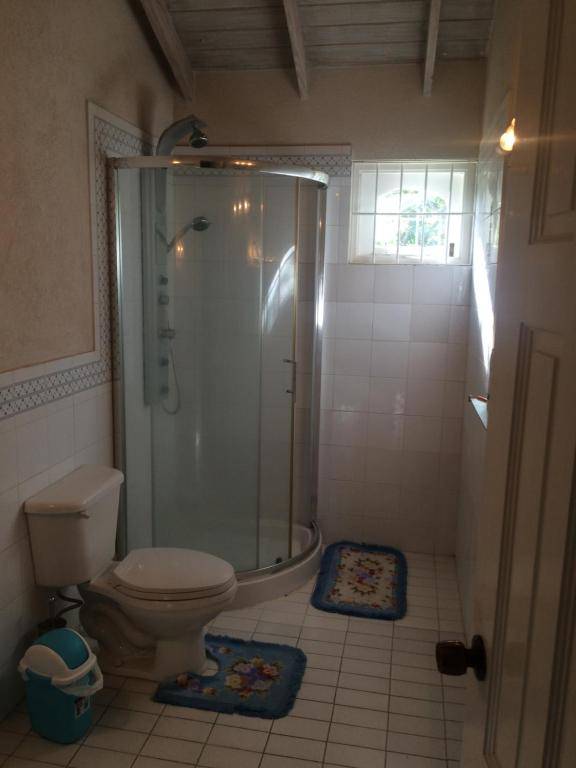 Spacious White House Villa 1 minute to sandy beaches