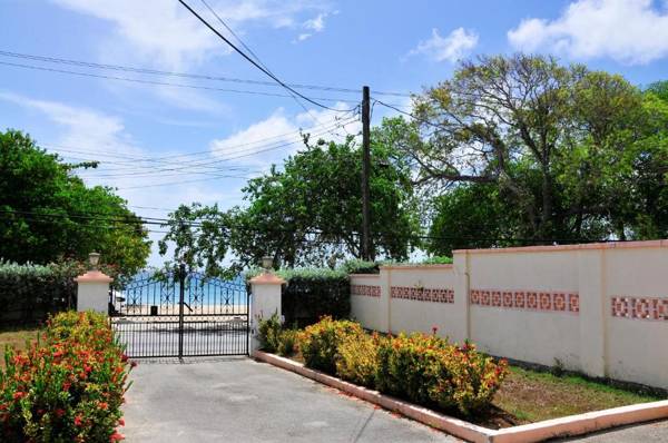 Welcome to the unpretentious and breezy Graceville steps away from the beach