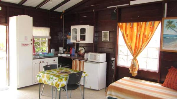 Dolphin Inn Guesthouse & Apartments