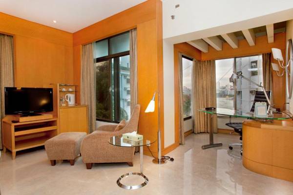 Lakeshore Hotel & Apartments