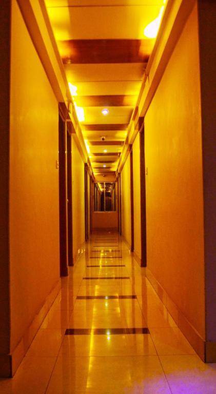 Royal Living Hotel & Suites ( রয়েল লিভিং হোটেল ও স্যুট )