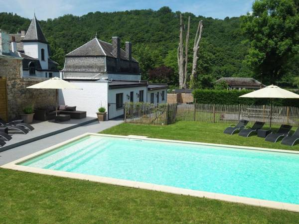 Charming holiday home along the Meuse with outdoor swimming pool