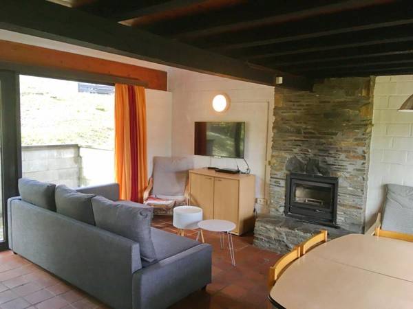 Nicely furnished bungalow with a fireplace near the Maas