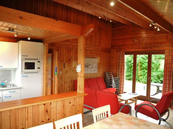 Bungalow 500 m from the Ourthe and from the centre of town.