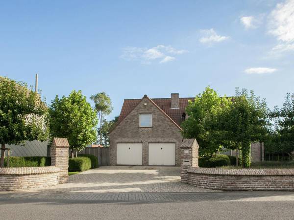 Classy Holiday Home in Aartrijke with Private Swimming Pool