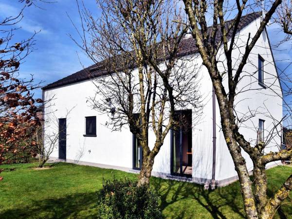 Spacious and attractive holiday home in peaceful setting with beautiful large garden