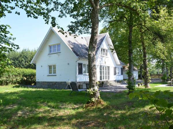 Classy Holiday Home in Serinchamps with Terrace BBQ Garden