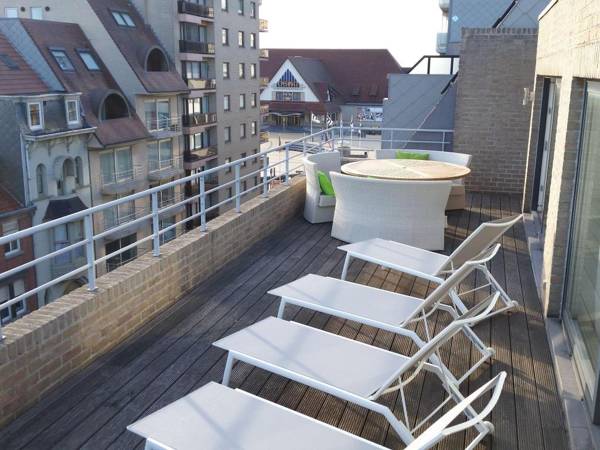 Quaint Apartment in Middelkerke with Terrace and Deckchairs