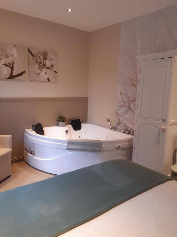 Casa-Cosi tourist & business flats with reserved parking and private terraces in shared garden with seasonal pool and sauna included