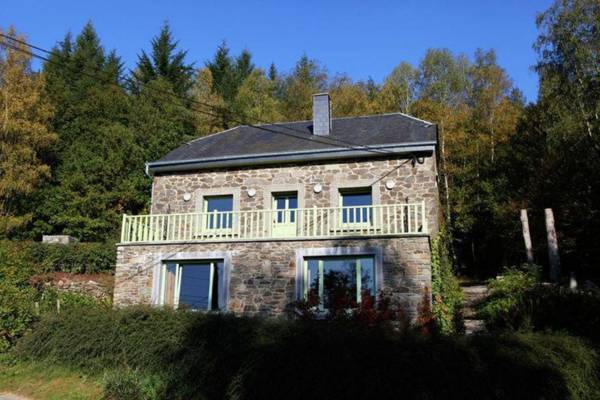 Beautiful holiday home with whirlpool and sauna situated along the woods