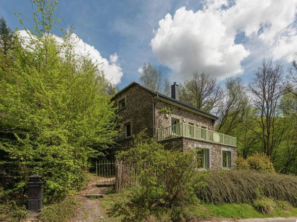 Beautiful holiday home with whirlpool and sauna situated along the woods