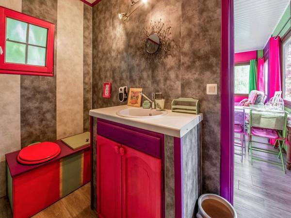 Lively Holiday Home with Garden Barbecue Garden Furniture