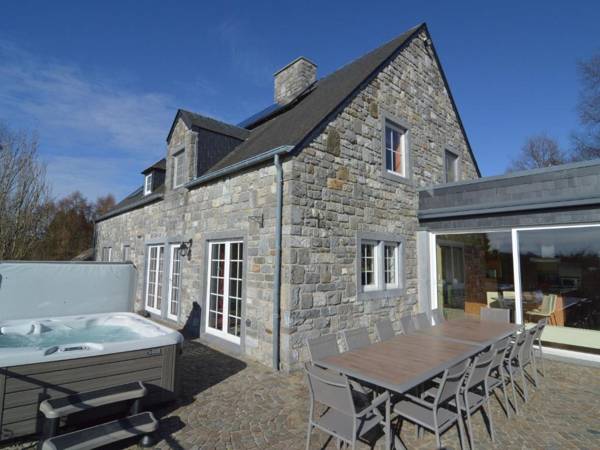 Luxurious Villa in Stavelot with Sauna and Outdoor Pool