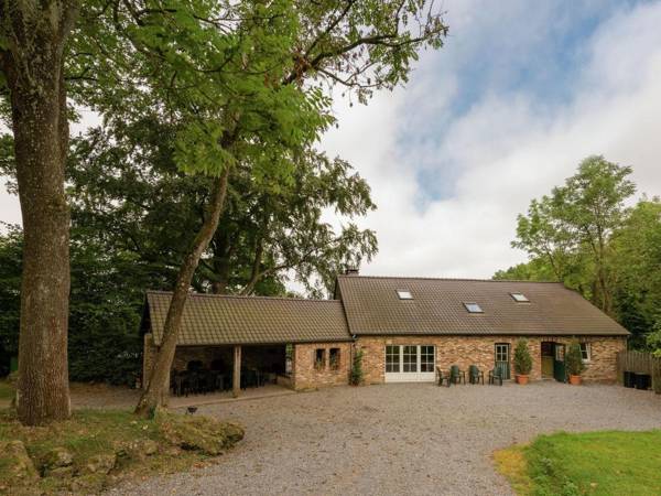 Glorious Holiday Home in Wéris with Jacuzzi