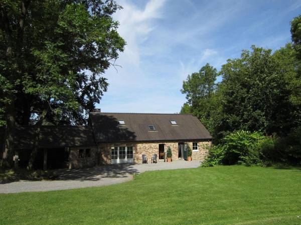 Glorious Holiday Home in Wéris with Jacuzzi
