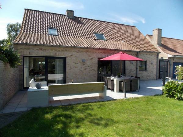 Sun-kissed Villa in Diksmuide with Garden Terrace Sauna