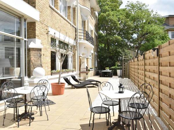 Former hotel in the centre and at 50 metres from the beach in Panne