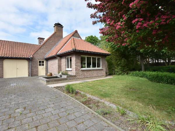Family home in a quiet location with beautiful garden and close to the beach