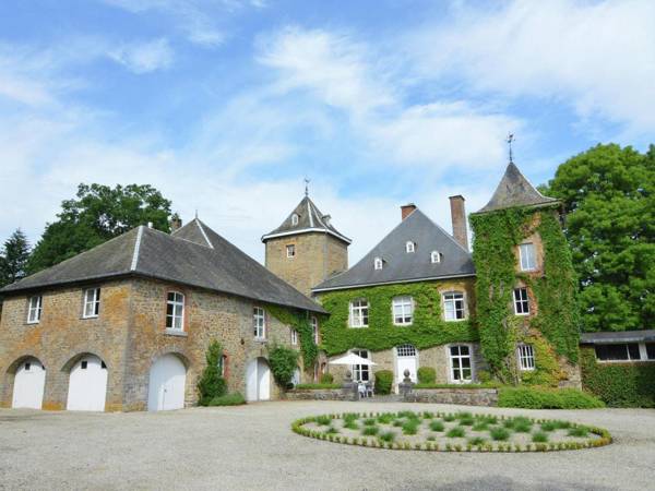 Delightful Castle in Bastogne with bubble bath