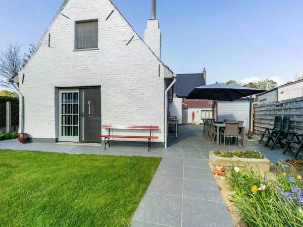 Beautiful Farmhouse in Beveren-aan-den-IJzer with Terrace