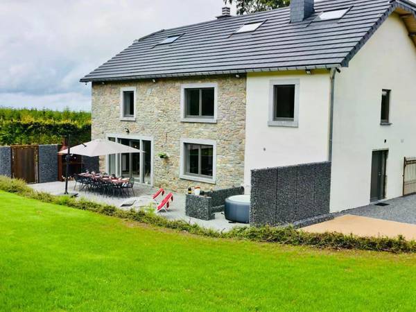 Tranquil Holiday Home in Manhay with Jacuzzi near Ski Area