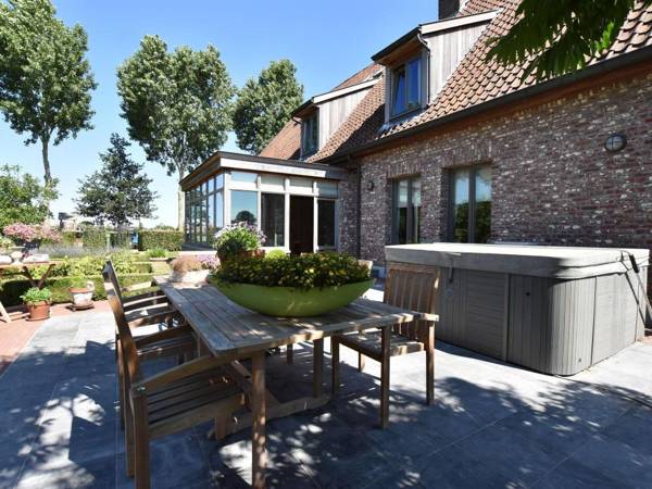 Tasteful Mansion in Lichtervelde with Jacuzzi