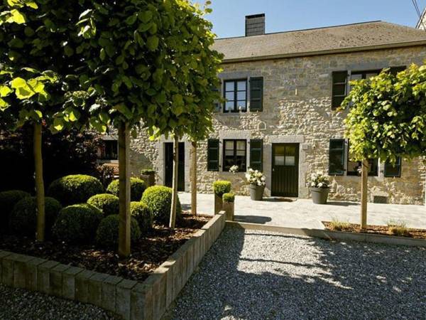 Charming cottage tastefully presented and located in the Meuse valley.