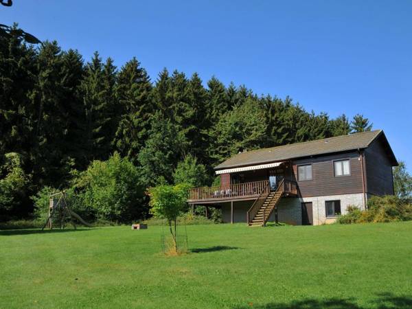 Cosy chalet with large garden and playground located at the edge of the forest