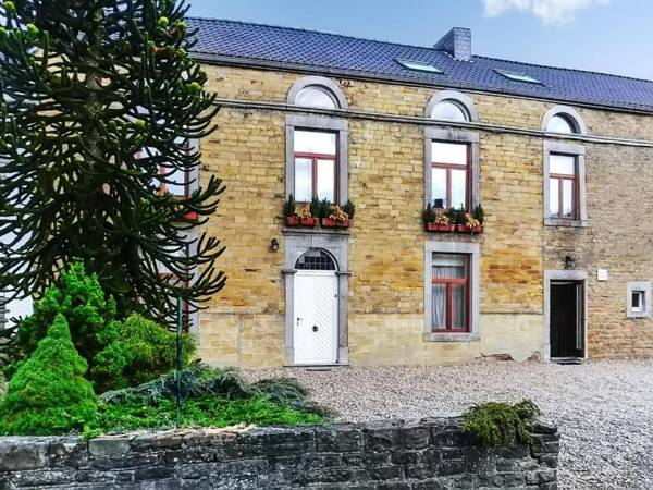 14 bedrooms house with enclosed garden and wifi at Anthisnes